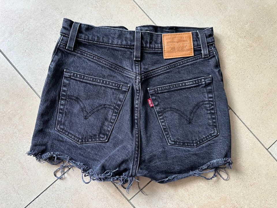 Levi’s Shorts Damen Gr 24 Ribcage kurze Hose schwarz Jeans in Hövelhof