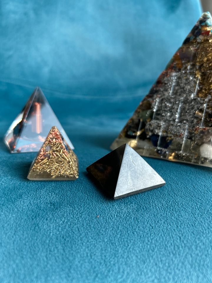 Verschiedene Orgon Pyramiden Orgoniten Schungit in Barsinghausen
