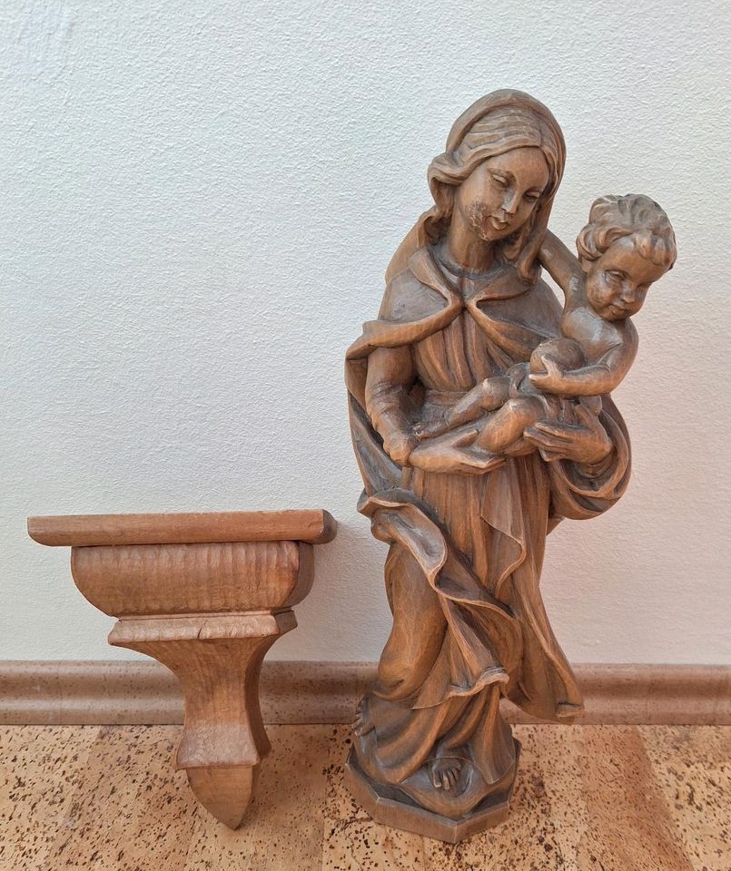 Holzfigur Madonna mit Kind mit Sockel in Oftersheim