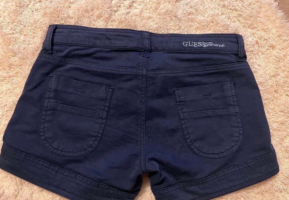 Shorts von Guess in Berlin