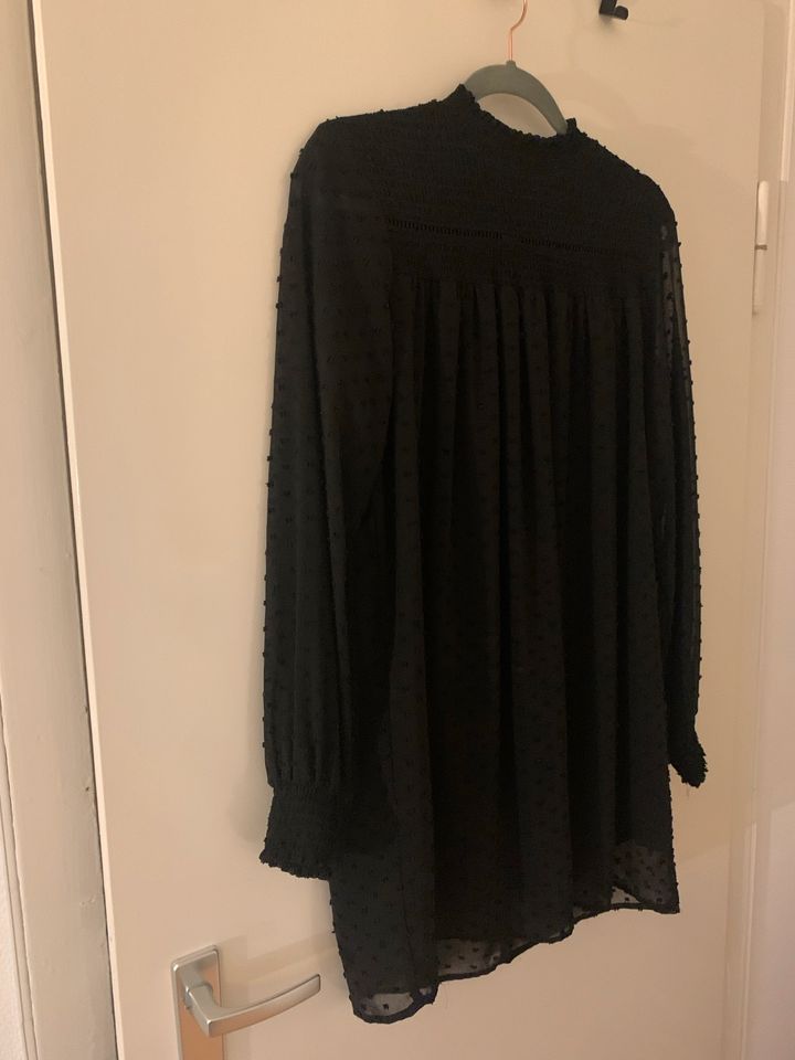 Schwarzes Blusenkleid von Zara - sehr gut erhalten. in Köln