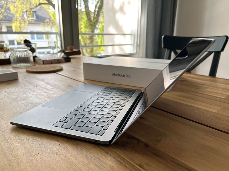 MacBook Pro mit Original Zubehör in Dortmund