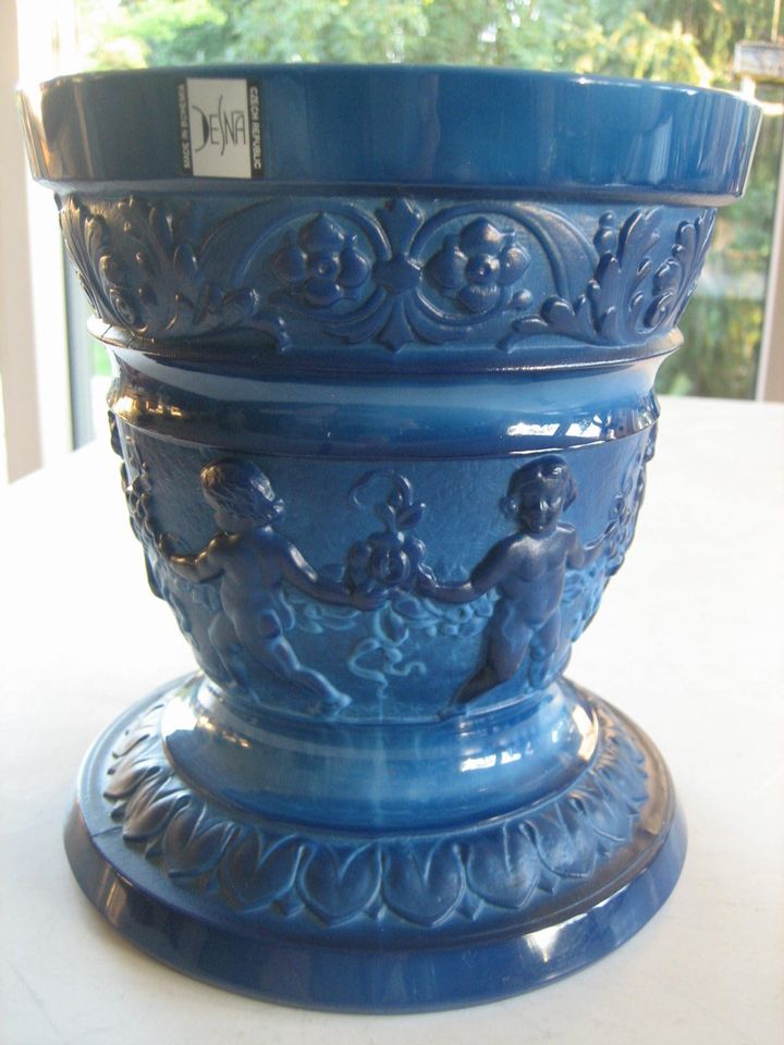 Sehr große figürliche blaue Vase mit Putten aus Böhmen !!! in Zeesen