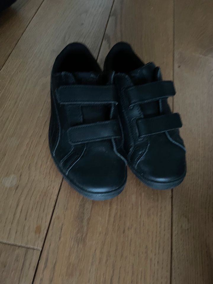 Schuhe Sneaker Puma schwarz Größe 32 in Talkau