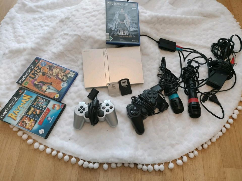 Ps 2 slim Konsole silber, zwei Kontroller, drei Spiele, Mikrophon in Berlin