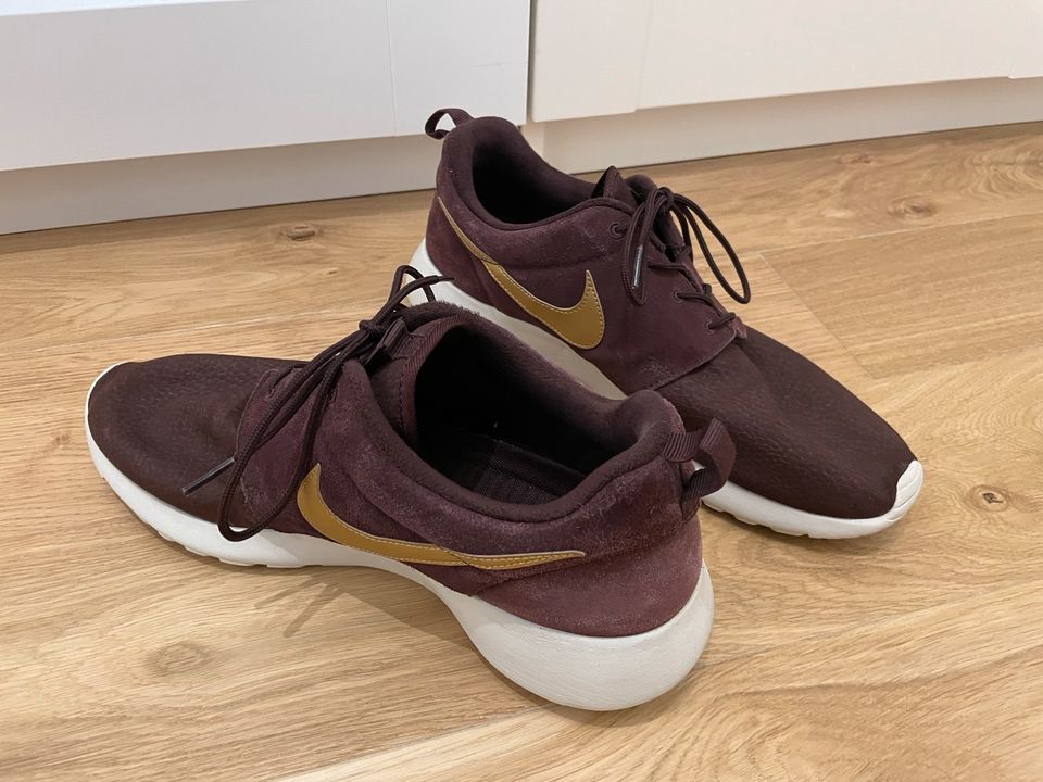 Nike Schuhe in Roth