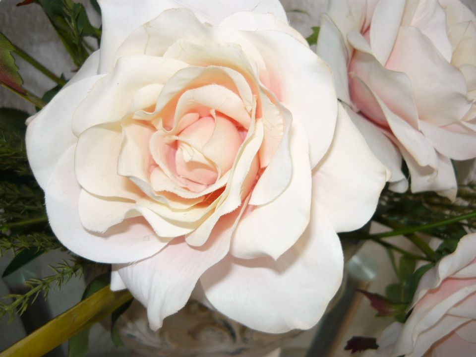 Antik Vase mit naturgetreuen, künstlichen Rosen, wie echt in Dortmund