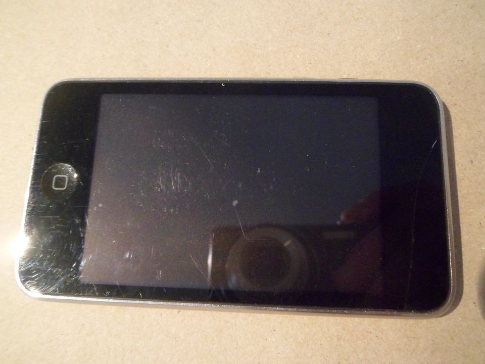 iPod touch 16 GB - Modell MB 531 FD - mit Mängeln, bitte lesen in Düsseldorf