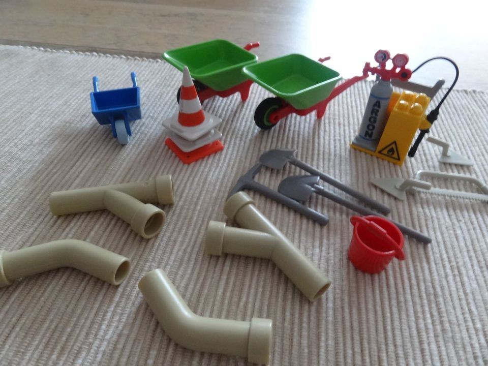 Playmobil Bagger mit Bauwagen und Zubehör in bespieltem Zustand in Wesseling