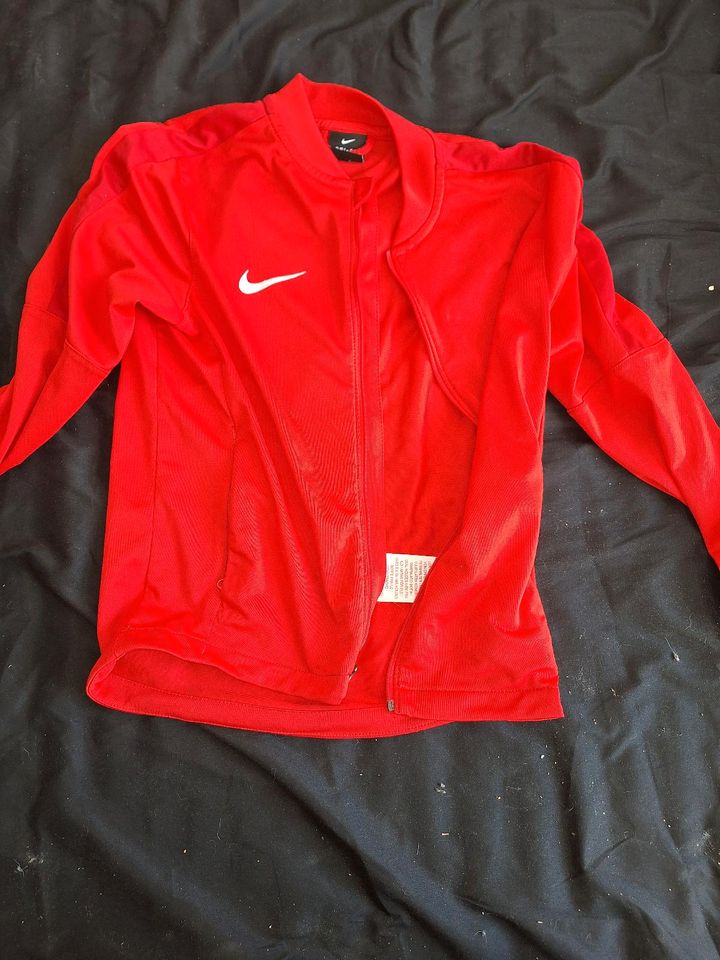 Nike sportjacke in Berlin