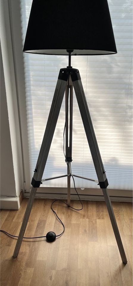 Tripod Stehlampe grau/schwarz in Krefeld