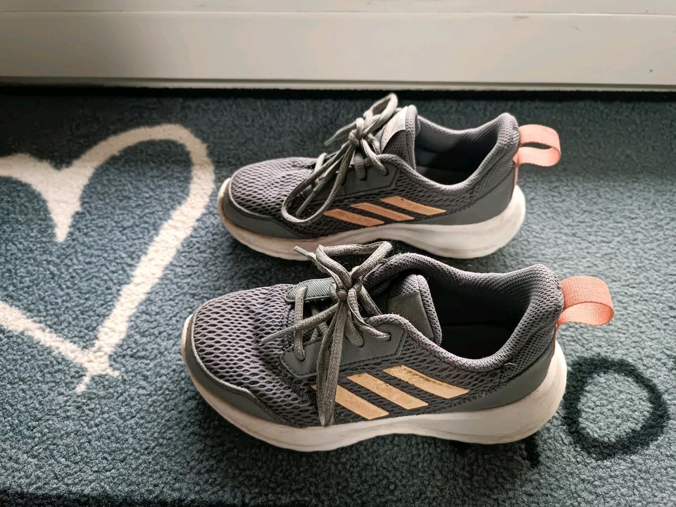 Adidas Sportschuhe 32 in Rauenberg