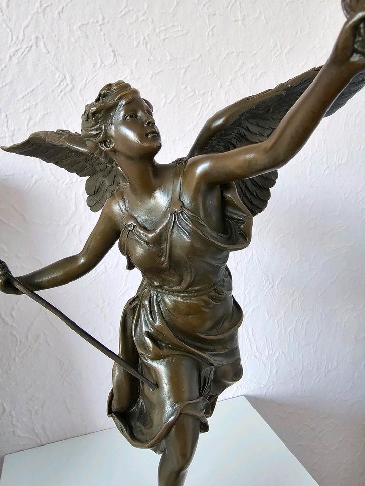 Bronzeskulptur. Bronzefigur. Des geflügelte Sieges. in Paderborn