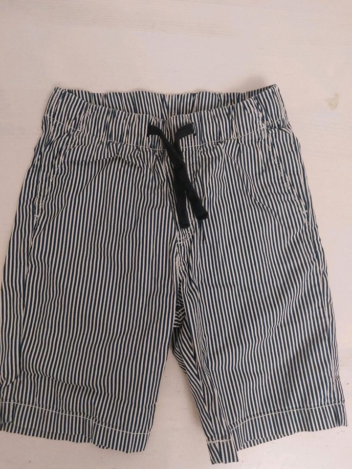 H&M Shorts kurze Hose maritim Pull on 122 weiss blau gestreift in Germering