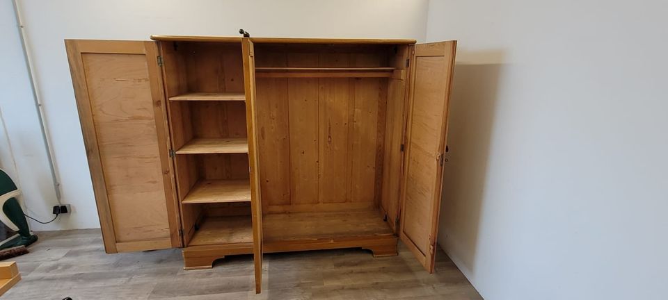 #A Kleiderschrank 3 türig hell Holz Schrank Schlafzimmer DDR in Burgstädt