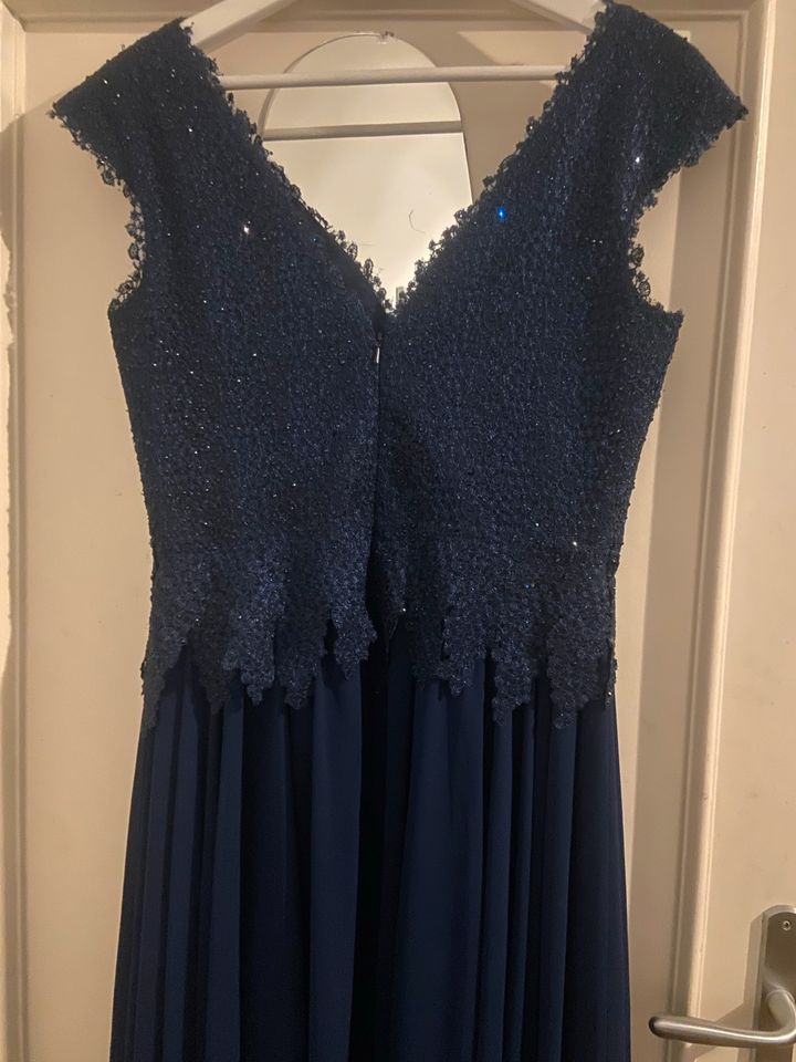 Blaues Abschlusskleid in Bergen