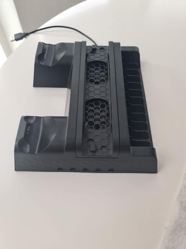 PlayStation 4 (PS4 slim) 1TB + 2 Controller in Köln