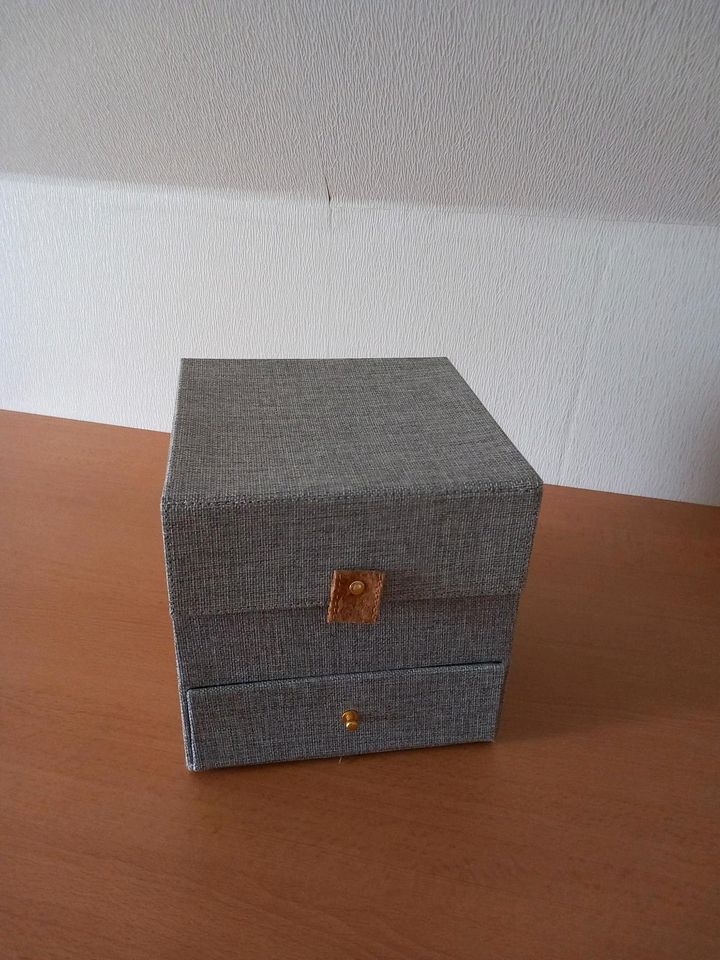 Uhrenbox / Schmuckbox von tchibo in Burbach