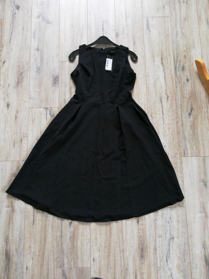 Kleid schwarz festlich Gr. 40/42 NEU in Christiansholm