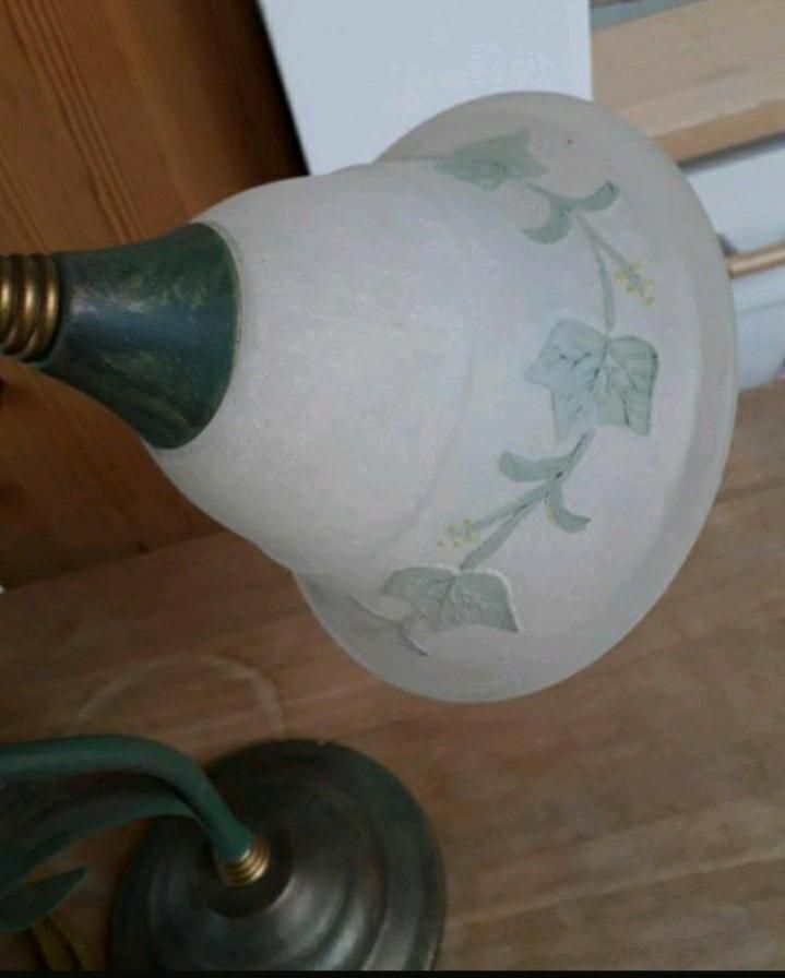 Tischlampe mit Metallgestell in Alsdorf