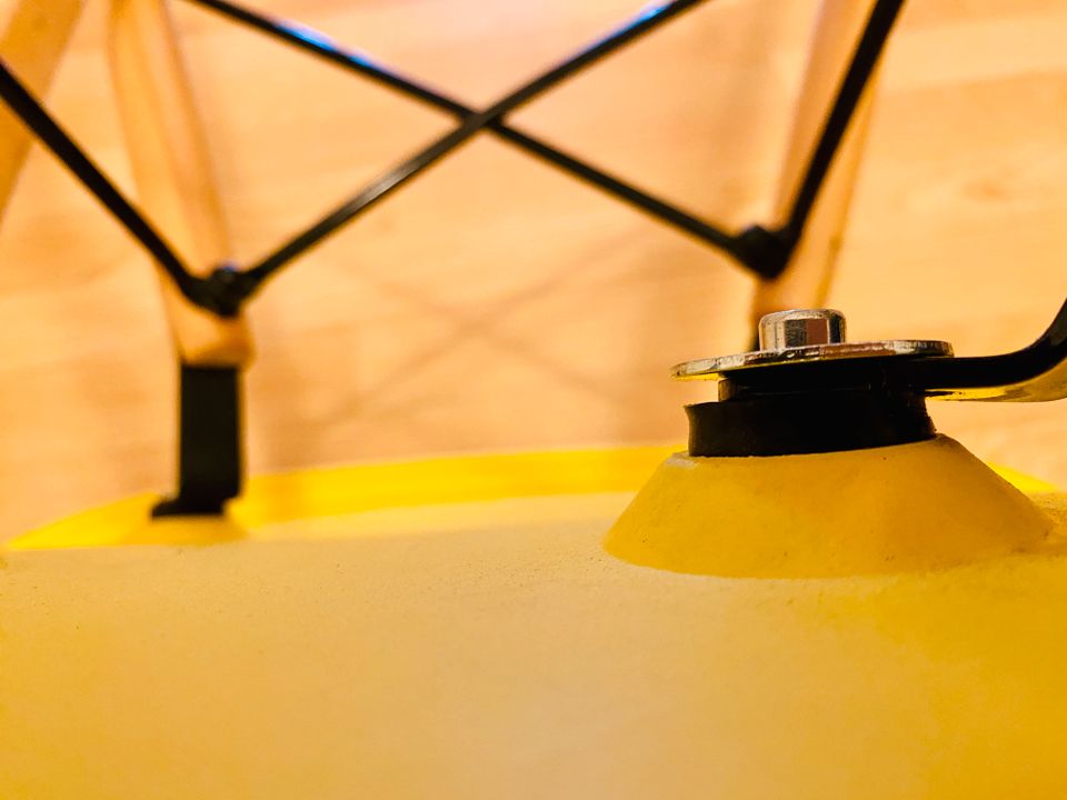 Gelber Kunststoffstuhl, ähnlich Eames - defekt in München