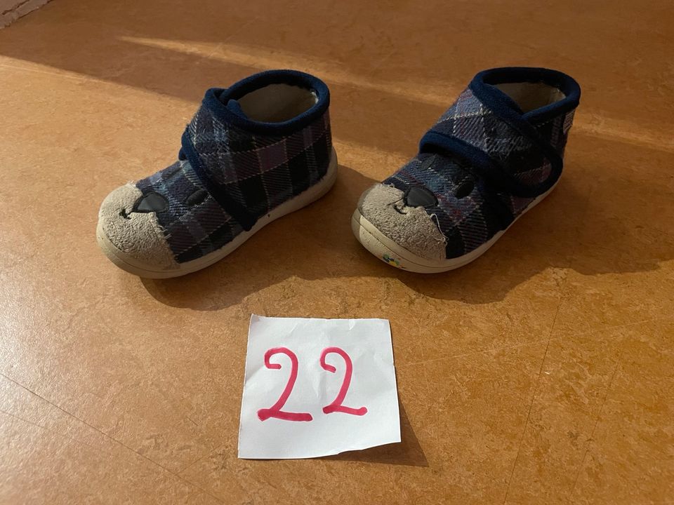 2x Kinder Schuhe/ Hausschuhe in Gr. 22 in Gräfenberg