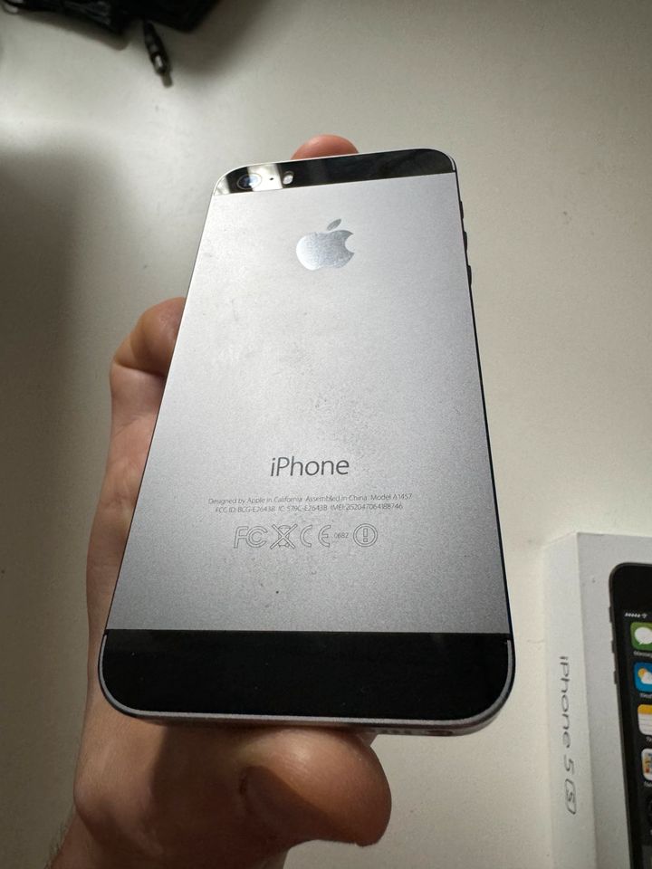 Apple iPhone 5s 16 gb Space grey - super Zustand - in Leinefelde