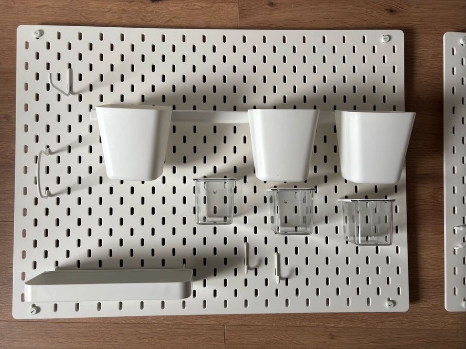 2 Ikea Lochplatten mit viel Zubehör in Teutschenthal
