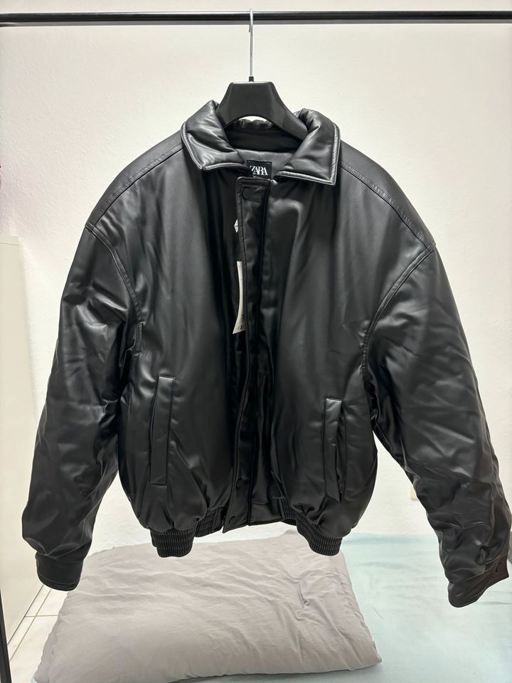 Neue Lederjacke von Zara in Köln