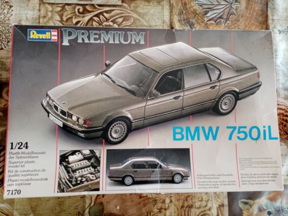 Revell Modellbausatz 1988 1:24 BMW 750 iL neu +Revell Color Spray in Merching