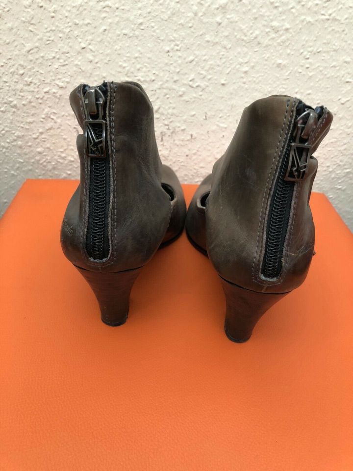 Tamaris Damen Stiefeletten Sommerstiefel Pumps 37 graubraun in Berlin