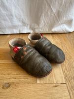 Wilde 10 Lauflernschuhe, Lederpushen, Hausschuhe, oliv/beige 22 Berlin - Schöneberg Vorschau