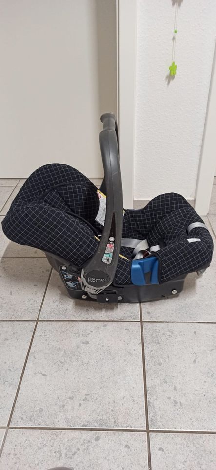 Römer Babytrage + Isofix-Station in Zwickau