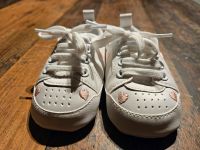 NEU! | BABY | Schuhe (Newborn) weiß mit rosanen Herzen Kr. München - Neubiberg Vorschau