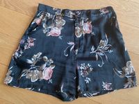 Schwarze Satin Shorts mit Blumenmuster von NA-KD (S) Pankow - Buch Vorschau