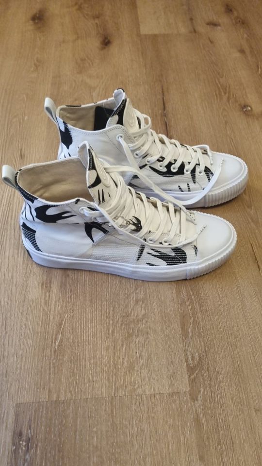 Paar Alexander McQueen Swallow Print High Top Sneaker 44 in Düsseldorf