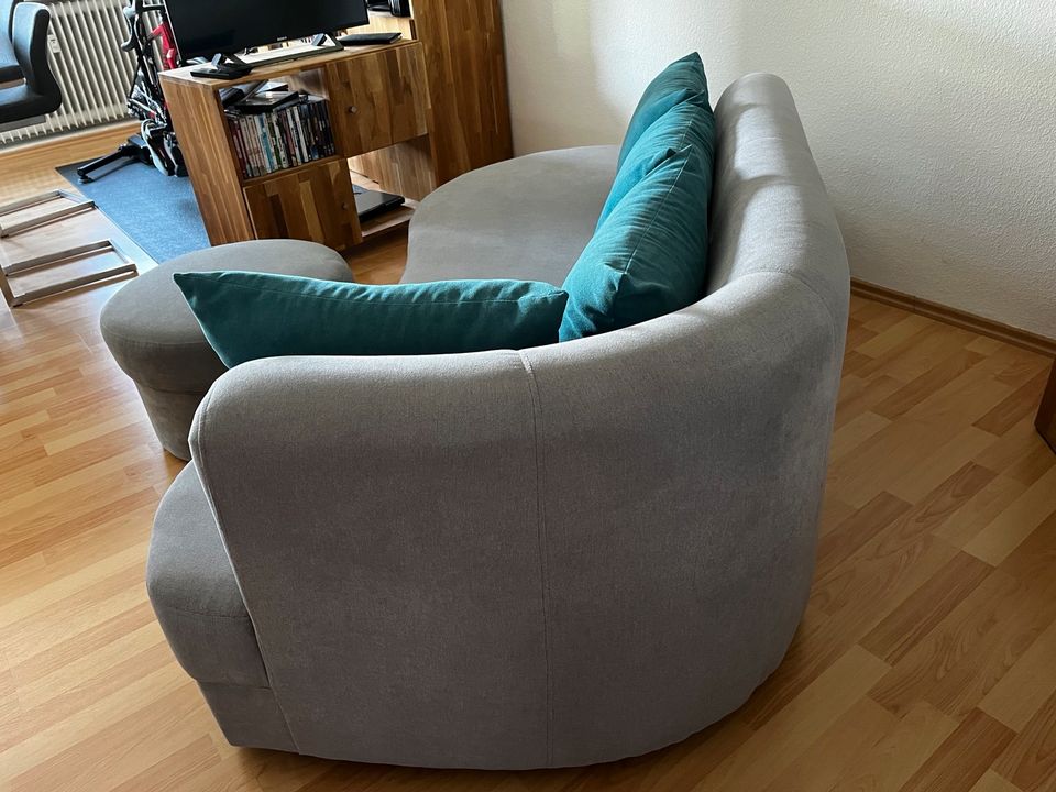 Couch mit Hocker in Darmstadt