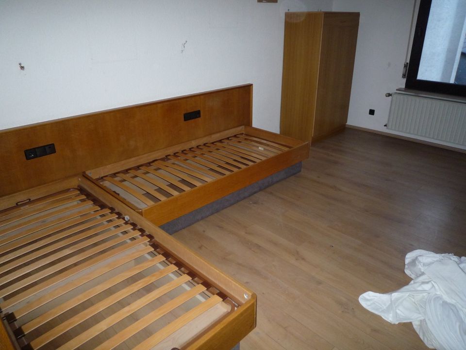 Betten 90 x 200, Schreibtisch, Stühle, Sessel usw. in Engelskirchen
