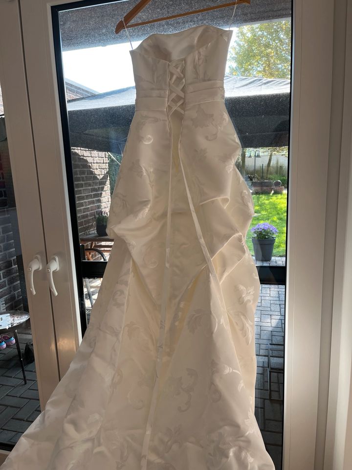 Hochzeitskleid LILLY in Cremeweiß in Straelen