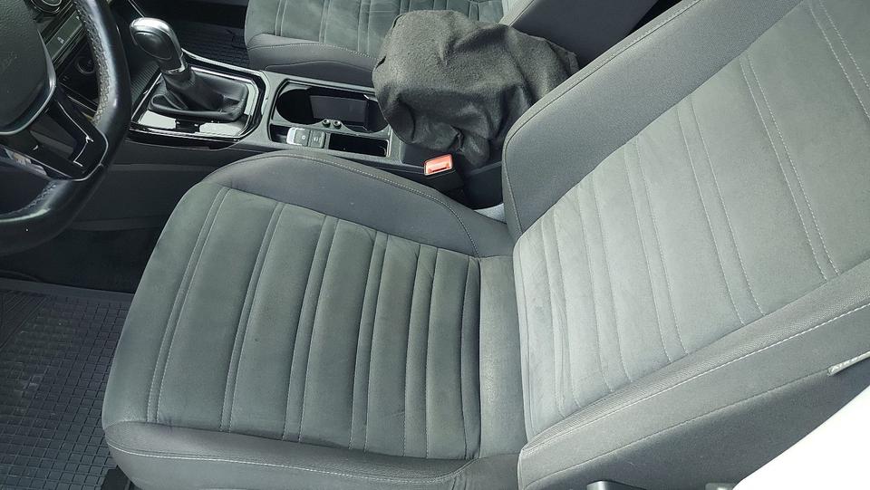 Volkswagen Touran 2.0 TDI SCR DSG Highline Highline  7 Sitz in Edenkoben