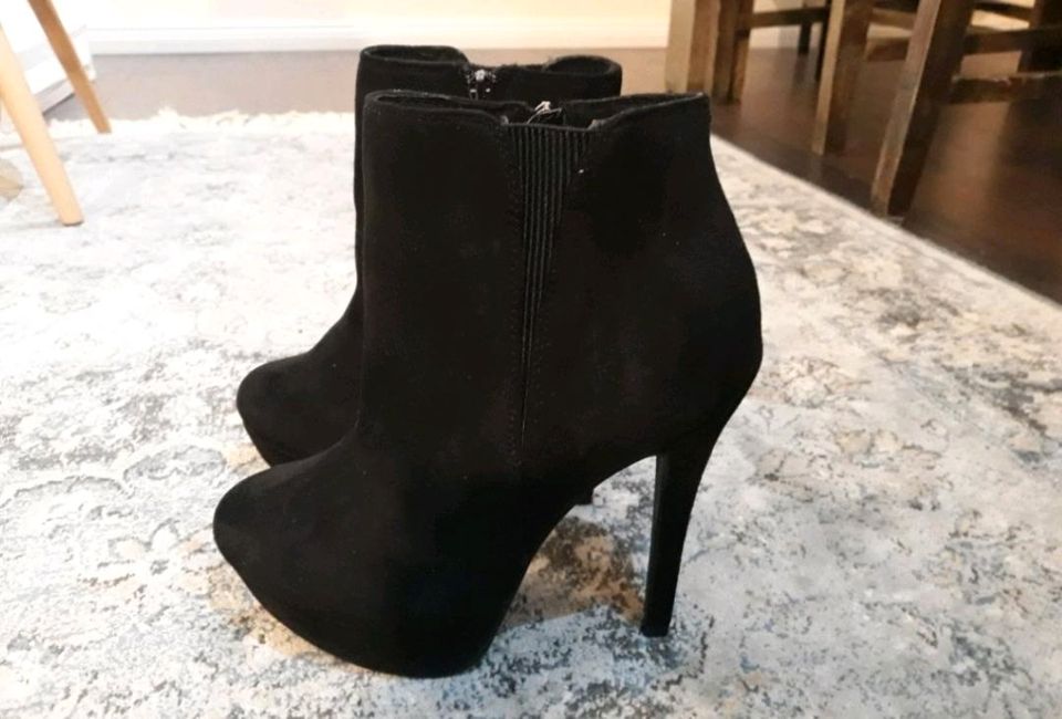 Schwarze Stiefel mit Absätzen DeeZee 38 in Berlin