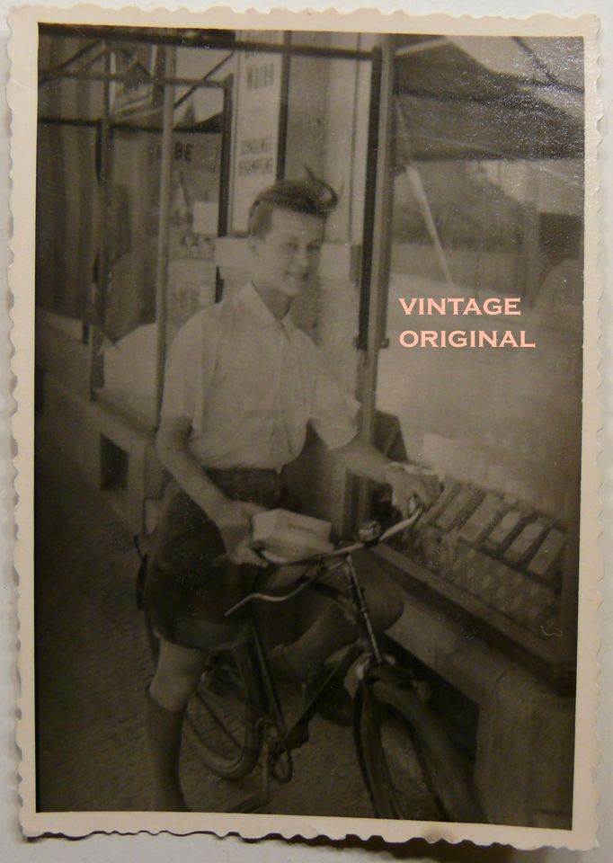 Vintage altes Foto Junge auf Fahrrad vor Ladengeschäft in Potsdam