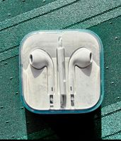Original Apple MD827ZM/A EarPods Stereo Headset mit Fernbedienung Sachsen - Radeberg Vorschau