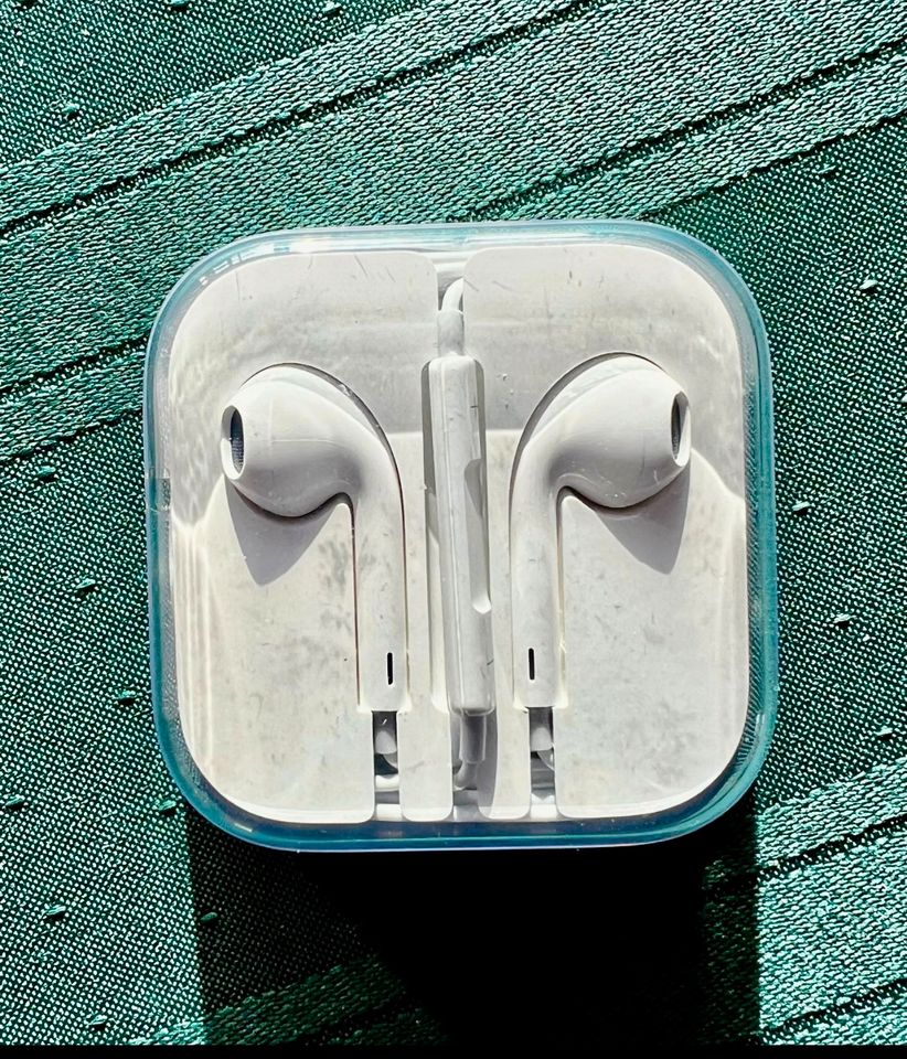 Original Apple MD827ZM/A EarPods Stereo Headset mit Fernbedienung in Radeberg
