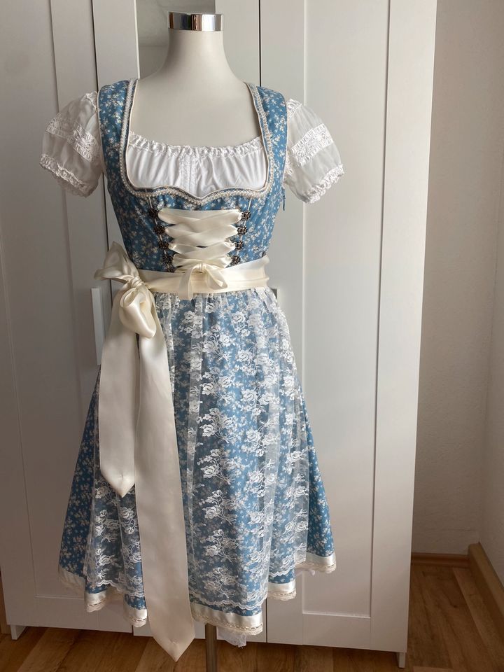 Marjo Dirndl (38) hellblau mit Spitzenschürze, Tüllrock & Bluse in Witzschdorf