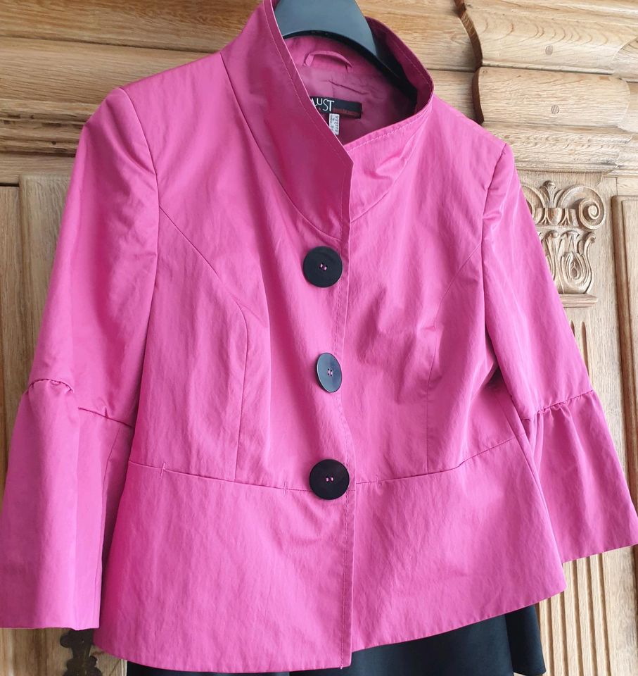 Pinkfarbenen Jacke in Dormagen