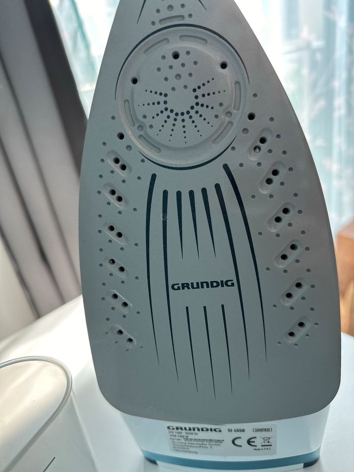 Grundig Bügeleisen Si 4550 in Jena