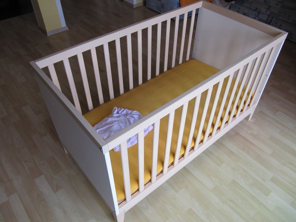 Babybett Kinderbett Wellemöbel 140x70cm mit Matraze und 2x Laken in Siegsdorf