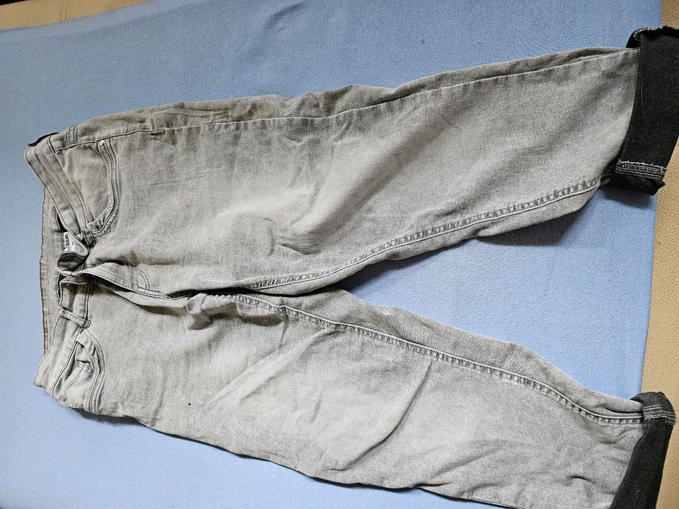 Neuwertige Jeans in 44 46 Grau in Bünde