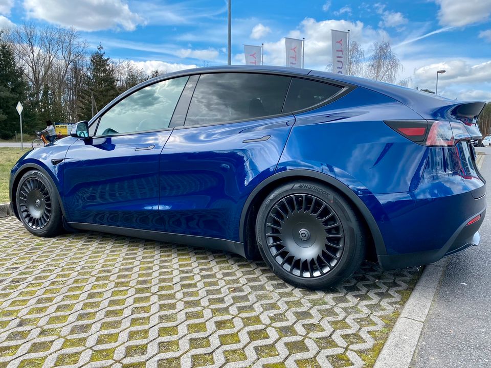 Tesla Model Y LR, USS, AHK, blau/weiß, Dämmung Pro, KW V3, uvm. in Dessau-Roßlau